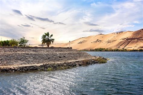 Dunas de areia no rio nilo ao pôr do sol em aswan egito Foto Premium