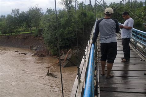 Hujan Deras Dan Sungai Meluap Jembatan Penghubung Antar Desa Di Aceh