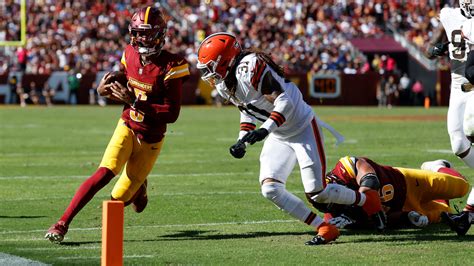 Jayden Daniels showcases dual-threat ability, keeps Commanders running