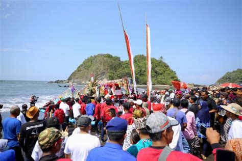 Petik Laut Lampon Banyuwangi Kembali Digelar Meriah Antara News Jawa