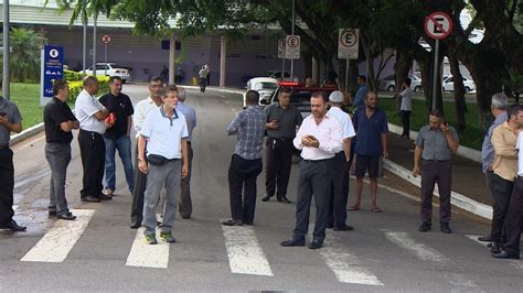 Taxistas Fazem Protesto Em Frente Rodovi Ria Em S O Jos Vale Do