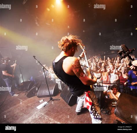 Una Banda Tocando En El Escenario En Un Concierto Este Concierto Fue