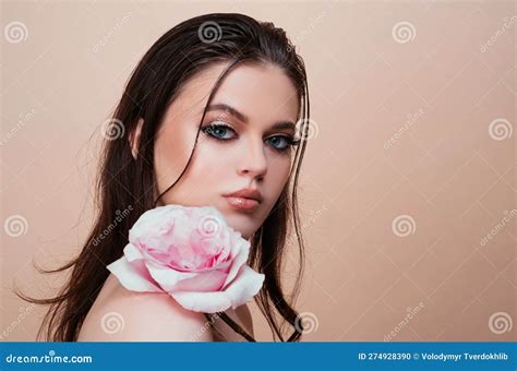 Linda Cara De Mulher E Flor Menina E Rosa Rosa Retrato Detalhado