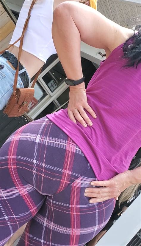 Juicy Pawg Milf Ass In Colorful Leggings Spandex Leggings Yoga Pants Forum