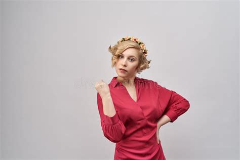 De Jonge Mooie Blonde Vrouw In Rode Kleding Met Kwaad Ernstig Bedreigend Uitdrukking Toont