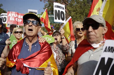 Derecha Y Ultraderecha Se Manifiestan Contra La Amnist A En Barcelona