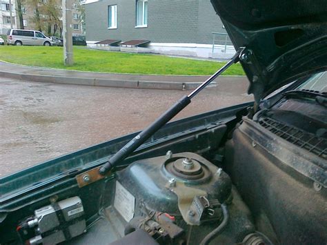 Газовые упоры капота — Lada Приора седан, 1,6 л, 2007 года | своими ...