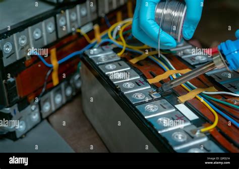 Le Technicien Utilise Un Fer Souder Pour Souder Le M Tal Et Le Fil De