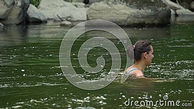 Maman Et Fille En Rivi Re Une Jeune Belle Femme Se Baigne En Rivi Re De