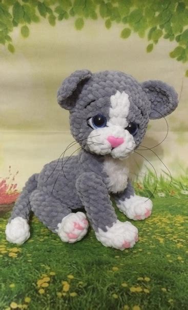 Котик из плюшевой пряжи, вязаный крючком. Наполнитель холофайбер ...