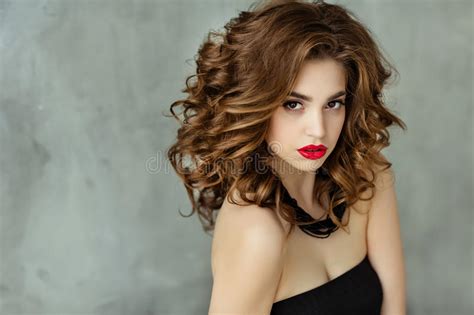 Portret Van Een Mooi Betoverend Brunette Met Krullend Haar En B Stock Afbeelding Image Of