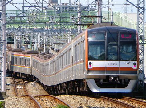 The Tokyo Metro 10000 Series 10 Car Trainset Running On The Fukutoshin