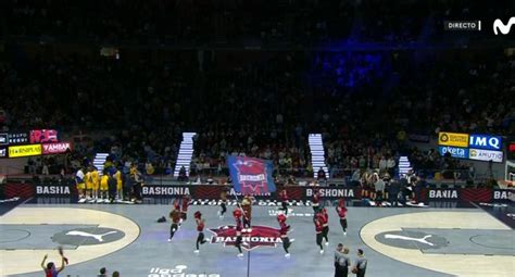 Susto En El Buesa Arena Un Foco Se Cae Durante Un Tiempo Muerto Del