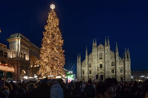 Oltre Alberi Di Natale Illuminano Le Piazza Di Milano Le Foto Degli