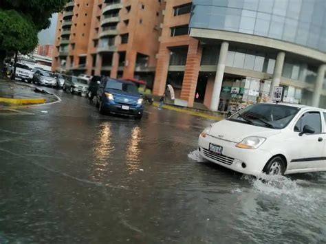 Anegaciones y fuertes ráfagas de viento por intensas lluvias en Caracas