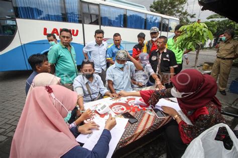 Pemeriksaan Kesehatan Supir Bus Antara Foto