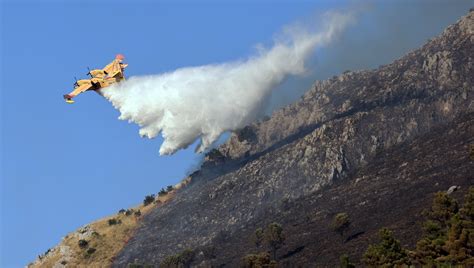 Brucia Bosco Nell Acquese Bonifica Con Canadair E Elicottero La