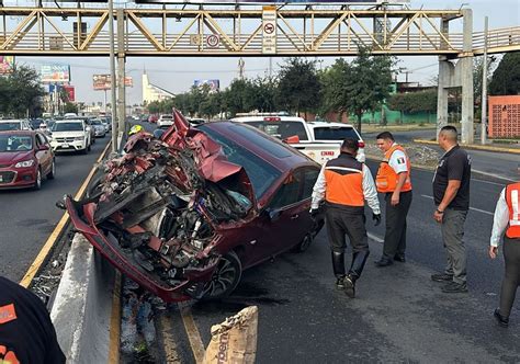 Choca auto contra camellón en avenida Fidel Velázquez