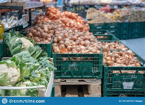 Verduras Frescas En Estantes Del Supermercado Y En Mercados En Cajones