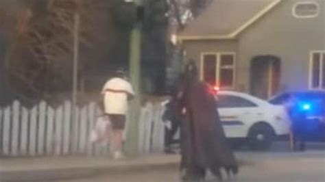 Un Hombre Aparece Disfrazado De Batman En Una Intervenci N Policial