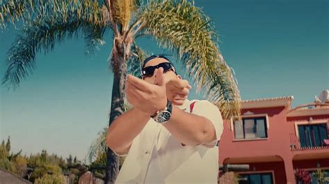 La montre de Hornet La Frappe dans son clip Maison D arrêt feat Maes