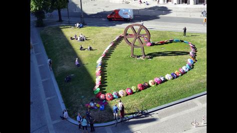 solidaritätsaktion von umbrella peace art für volksbühne am rosa