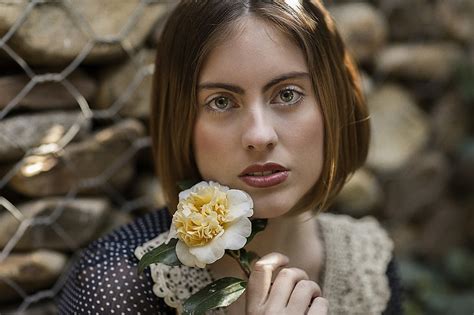 Mujeres Flores Modelo Cara Retrato Morena Mirando Al Espectador