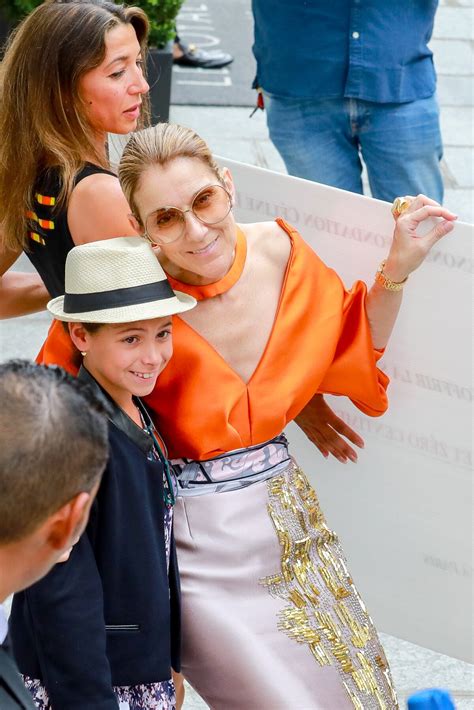 Photo Céline Dion à la sortie de l hôtel Le Royal Monceau à Paris