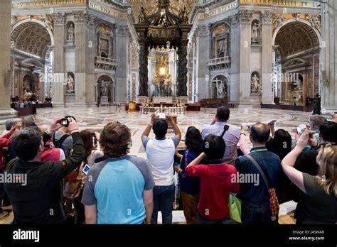 Interior view of st peters basilica hi-res stock photography and images ...