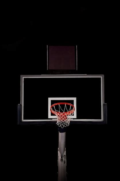 Vista De Ngulo Bajo Del Aro De Baloncesto Contra Un Fondo Negro Foto