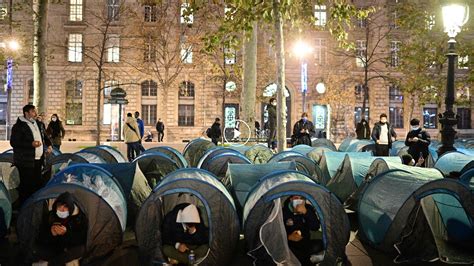 Video Shows Police Clearing Paris Migrant Camp The New York Times