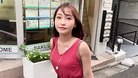 Schattige Brunette Aziatische Dame Geneukt Alsof Ze Het Graag Wil Xhamster