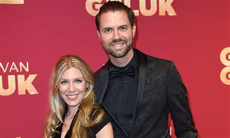 Annemarie Keizer Showt Groeiende Babybuik In Bikini