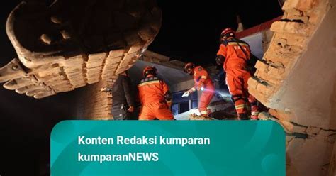 Foto Pencarian Korban Gempa 6 2 Magnitudo Di China Kumparan