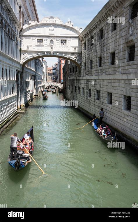 Una flota de las góndolas en el Ponte dei Sospiri Puente de los