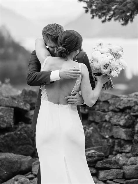 A romantic wedding at the Griffin House in Hood River, Oregon