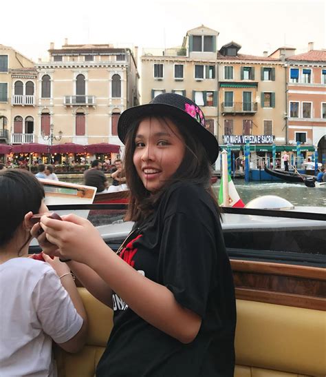 Con gái lớn của Phượng Chanel diện bikini khoe vẻ đẹp tuổi 17 lôi cuốn mọi ánh nhìn