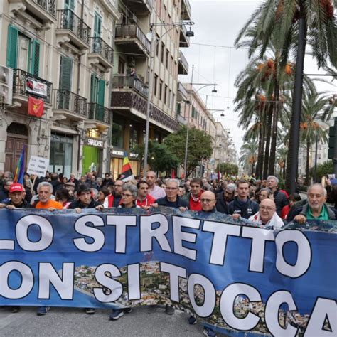 Manifestazione No Ponte Cateno De Luca Siciliani E Calabresi Non