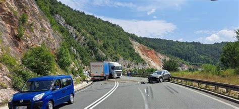 Težak udes na putu Užice Zlatibor Sudarili se automobil i kamion ZooMUE