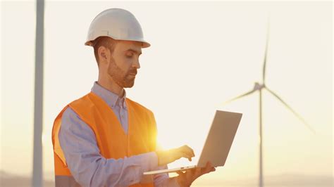 V Deo Gratis Ingeniero Cauc Sico Con Casco Y Uniforme Usando Una