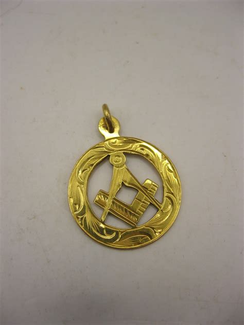 A 9 Carat Gold Masonic Pendant Square And Compass Approx Weight 2 1g