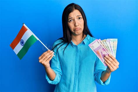 Joven Latina Con Banderas De La India Y Billetes De Rupia Deprimida Y Preocupada Por Angustia