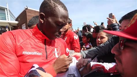 Selecci N Peruana Atendi A Los Hinchas Al Final Del Entrenamiento En