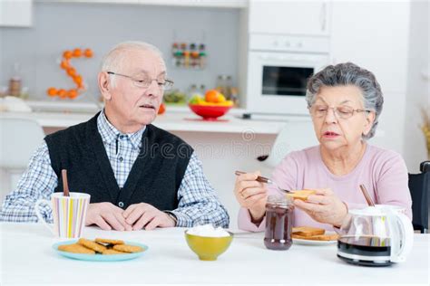 Marido E Mulher Idosos Tomando Caf Da Manh E Conversando Mesa