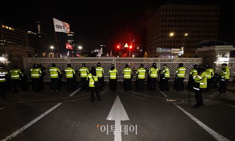 123 비상계엄령밤새 법령 뒤진 시민들 이투데이