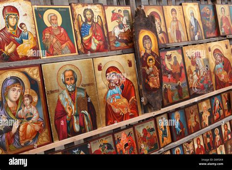 Iconos Ortodoxos Griegos Ofrecidos Para Su Venta Fuera De La Catedral De Alexander Nevsky Sofía