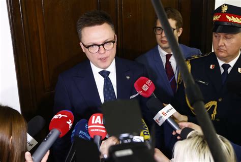 Sejm Hołownia o Kamińskim i Wąsiku Marszałek ma do nich poważny