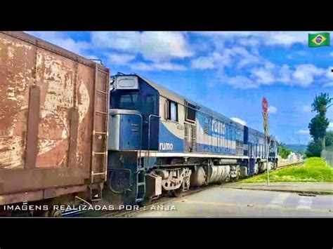 Trem da rumo logística passando pela Passagem de nível e buzinando