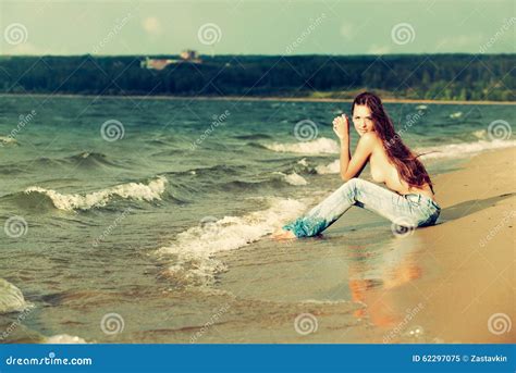 Fille De Torse Nu Sur La Plage Image Stock Image Du Soleil Oc An