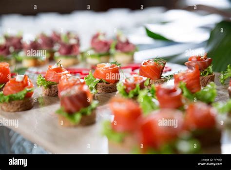 Mini canapés au saumon fumé décoré avec de la laitue et de l aneth sur